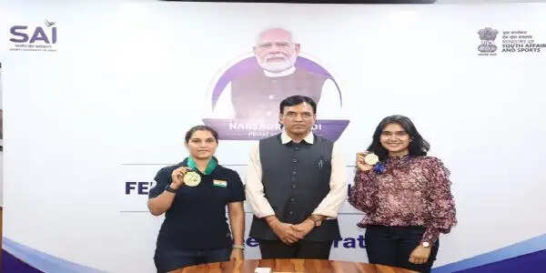 विश्व कप स्वर्ण विजेताओं ईशा सिंह और नीरू धांडा को खेल मंत्री ने किया सम्मानित, हरसंभव सहयोग का दिया भरोसा
