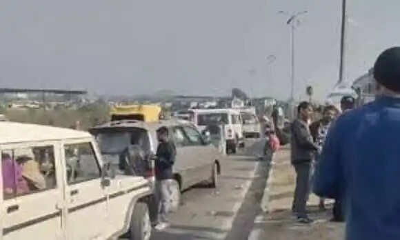 रीवा के चाकघाट में वाहनों की कतार,&nbsp;महाकुंभ जाने वाले श्रद्धालु यूपी-एमपी सीमा&nbsp;पर&nbsp;राेके&nbsp;गए,&nbsp;&nbsp;मुख्यमंत्री&nbsp;ने&nbsp;की&nbsp;संयम रखने&nbsp;की&nbsp;अपील&nbsp;&nbsp;