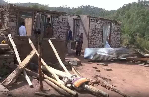 राजौरी के कालाकोट में भारी आंधी-तूफान और ओलावृष्टि से संपत्ति को नुकसान