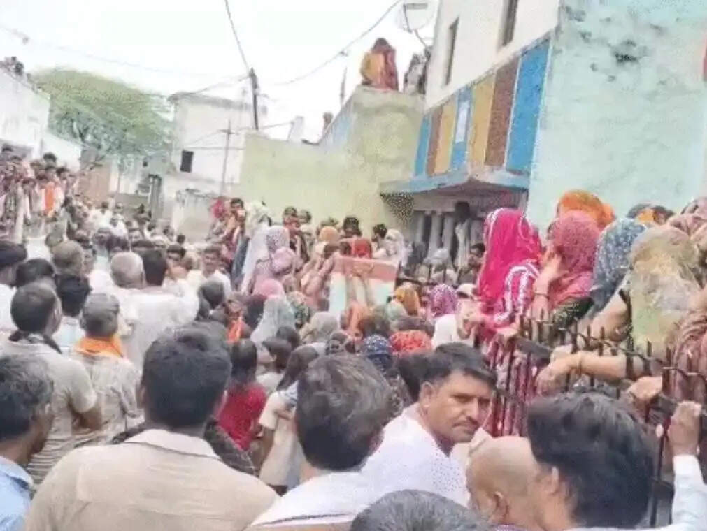ड्यूटी के दौरान तबीयत बिगड़ने से सेना के जवान बबलू चौधरी का निधन, सैन्य सम्मान से अंतिम संस्कार