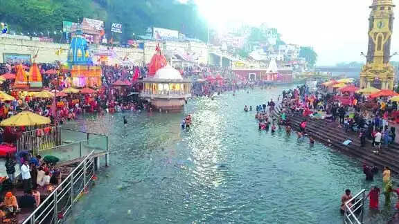 देवोत्थान एकादशी पर श्रद्धालुओं ने किया गंगा स्नान