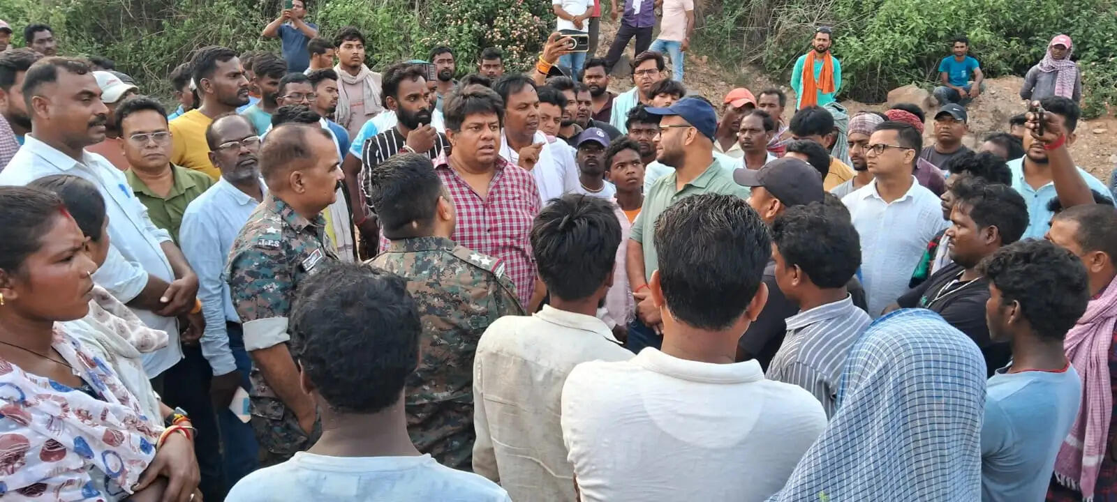 देवघर 11 हजार वोल्ट तार की चपेट में आने से युवक की मौत, ग्रामीणों ने किया सड़क जाम