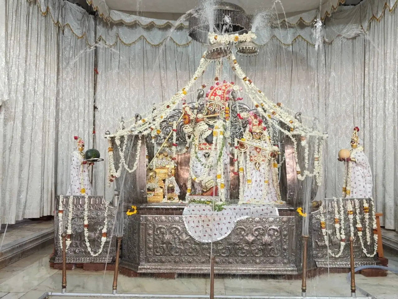 कमला एकादशी पर मंदिरों में उमड़ा श्रद्धा का सैलाब: 1100 किलो आम की झांकी और जलविहार बने आकर्षण