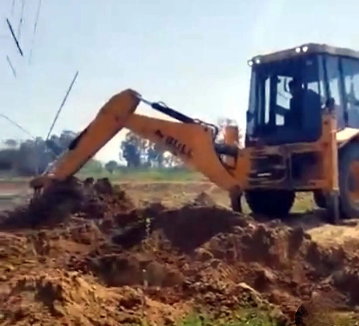 हांसी में अवैध कॉलोनी की कच्ची सड़कों पर चलाई जेसीबी
