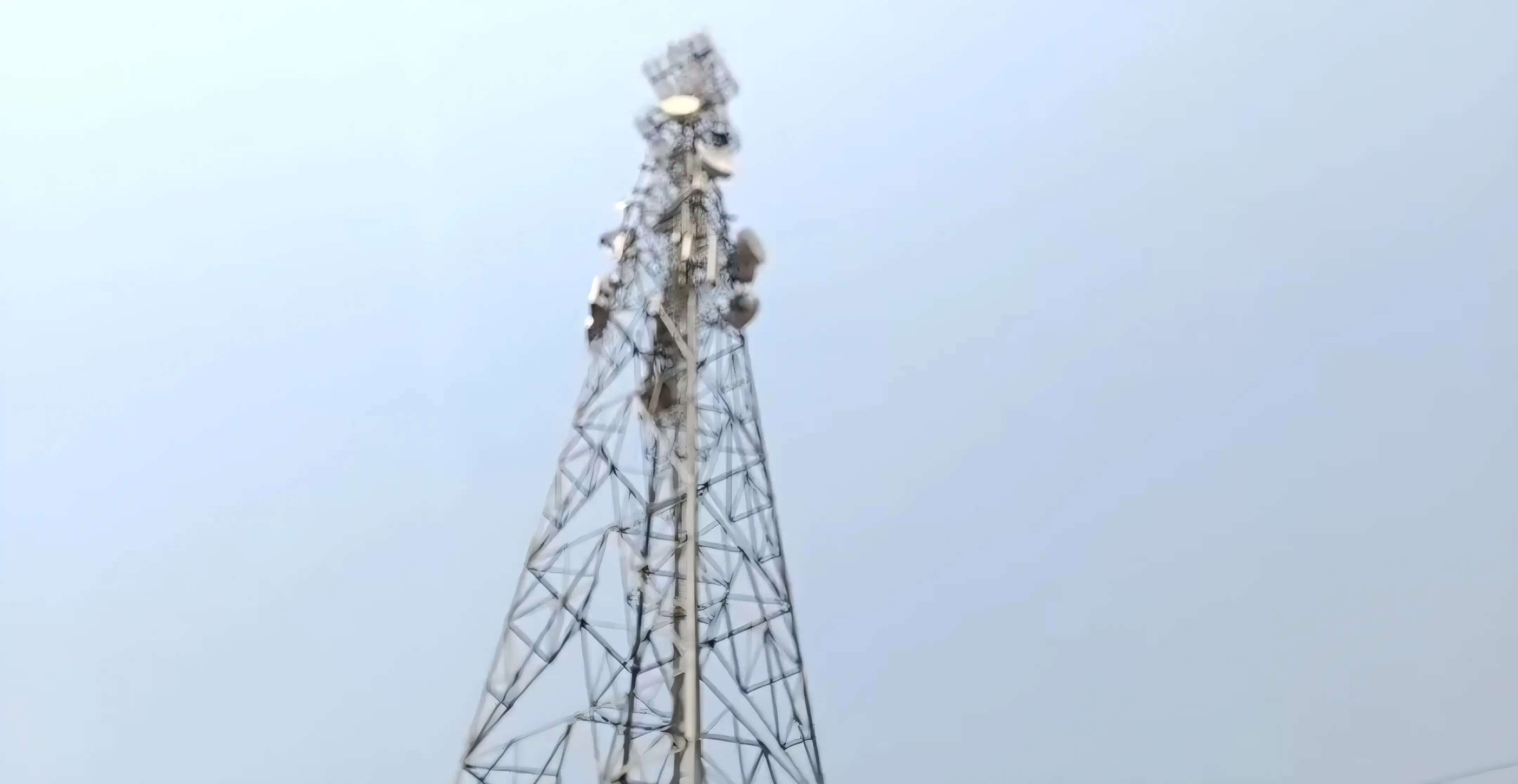 दाऊदपुर में प्रेम प्रसंग में मोबाइल टॉवर पर चढ़ी युवती शादी की जिद पर अड़ी है