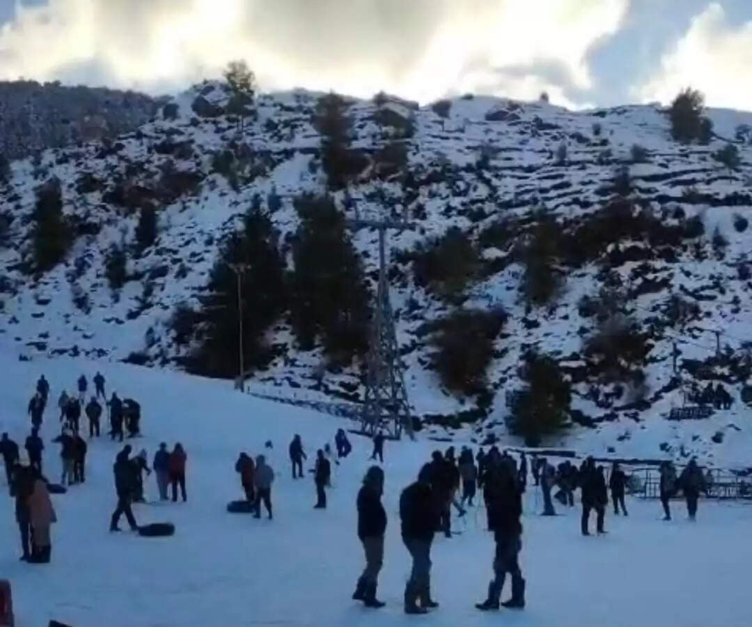 उत्तराखंड: बर्फबारी ने बढ़ाई ठंड, पर्यटन को मिलेगा बढ़ावा