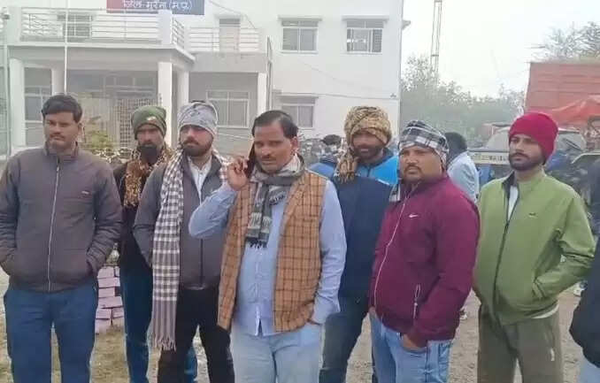 मुरैना: अवैध बस संचालन को लेकर बस स्टैंड पर किए ताबड़तोड़ फायर