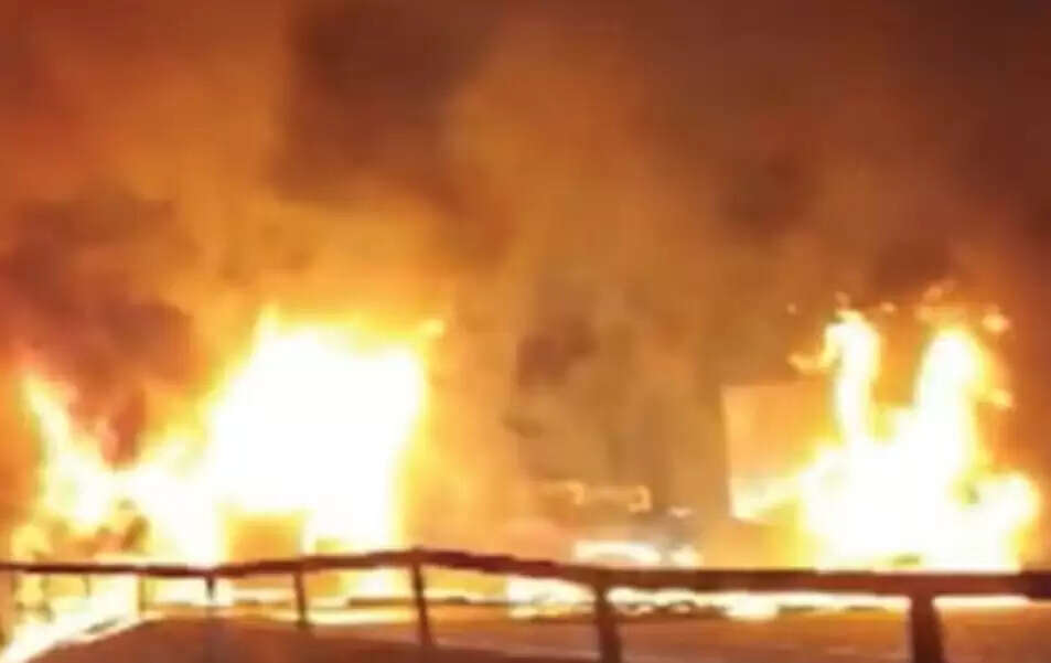 कर्नाटक के चित्रदुर्ग में लॉरी से टक्कर के बाद बस में लगी आग, नौ यात्री जिंदा जले