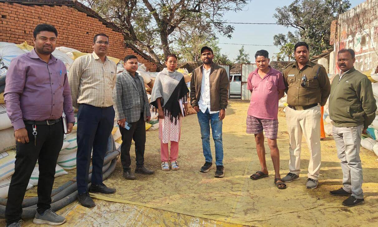 जांजगीर : अवैध धान भंडारण पर बड़ी कार्रवाई, ग्राम डोंगरी में उड़नदस्ता दल का छापा, 526 क्विंटल अवैध धान जब्‍त