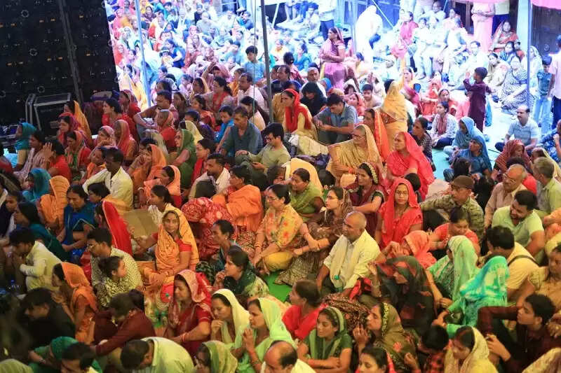 लक्ष्मी और सरस्वती भी वहीं जाती हैं जहां सच्ची श्रद्धा होती है: पंडित प्रदीप मिश्रा