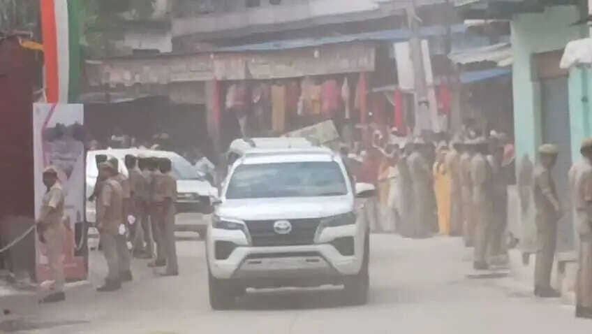 उत्तर प्रदेश के मुख्यमंत्री योगी आदित्यनाथ ने संत रविदास के चौखट पर टेका मत्था
