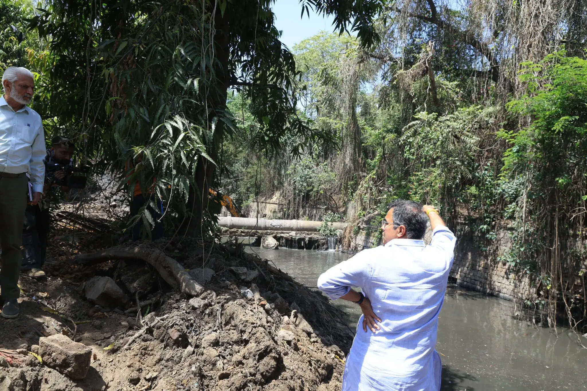 मंत्री प्रवेश साहिब सिंह ने दिल्ली गेट और बारापुल्ला नालों में गाद हटाने के काम का लिया जायजा