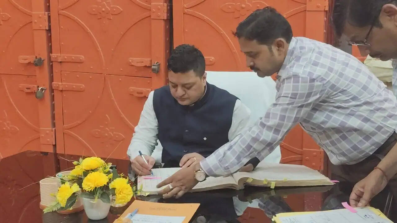 नवागंतुक जिलाधिकारी निखिल टीकाराम फुण्डे ने कार्यभार ग्रहण किया