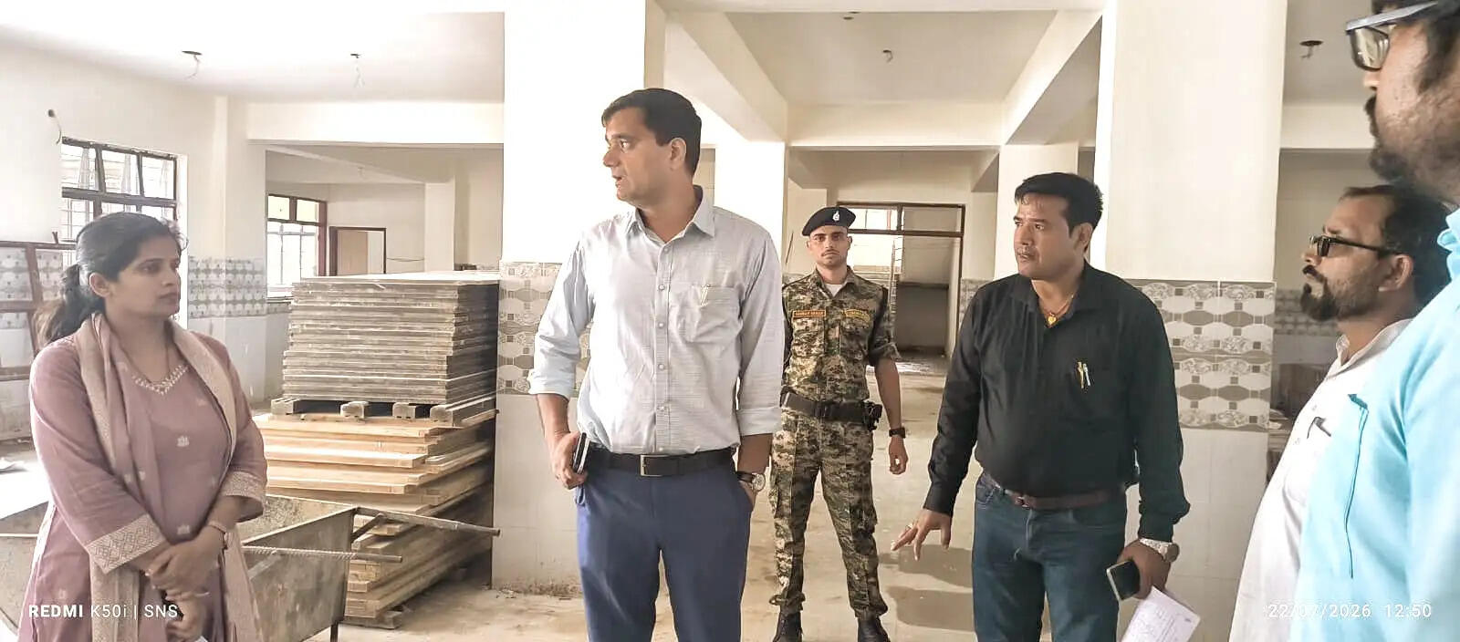 कटिहार में बन रहे अल्पसंख्यक आवासीय विद्यालय का डीएम ने किया निरीक्षण
