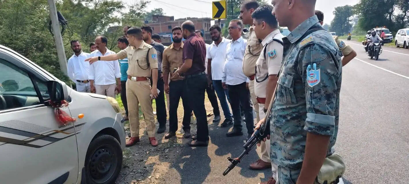 सडक हादसे का डीसी-एसपी&nbsp;ने किया निरीक्षण, एनएचएआई को कार्य पूर्ण करने का निर्देश