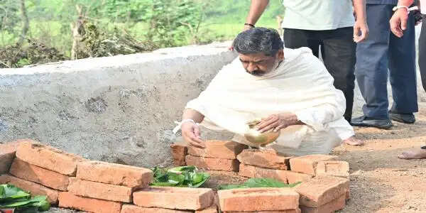 मां रूपी सोरेन के श्राद्धकर्म में मुख्यमंत्री हेमन्त सोरेन ने निभाई पारंपरिक रस्में