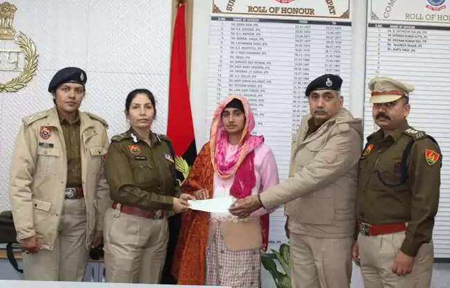 सोनीपत पुलिस आयुक्त ने दिवंगत जवान के परिवार को आर्थिक सहायता दी