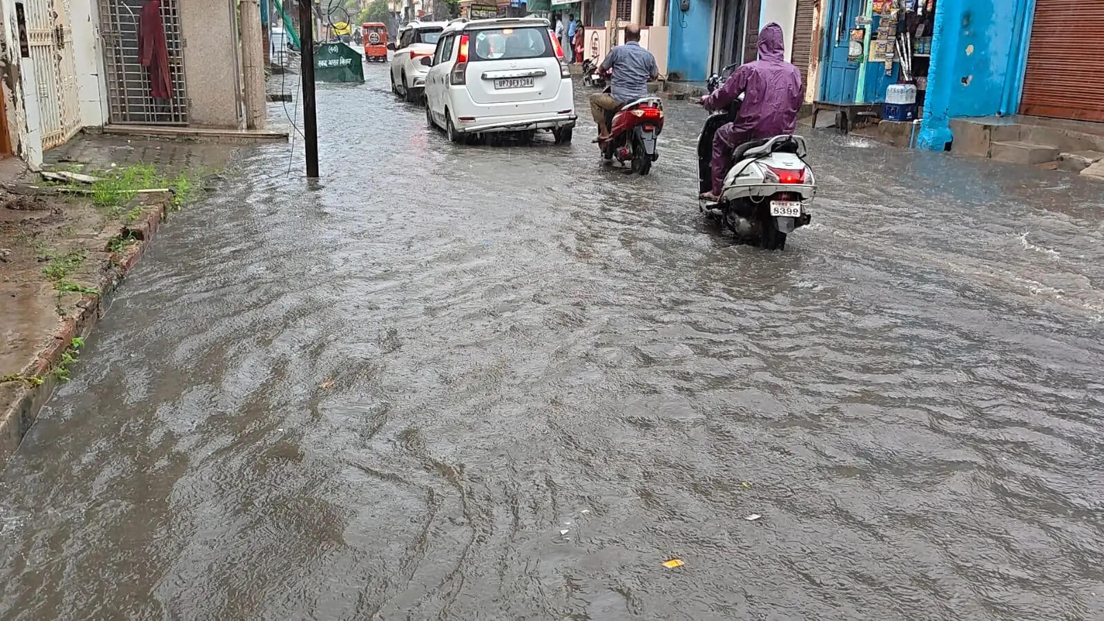 जौनपुर : भारी बारिश के चलते पेड़ गिरने से कार क्षतिग्रस्त, शहर से लेकर ग्रामीण इलाकों की सड़कें जलमग्न