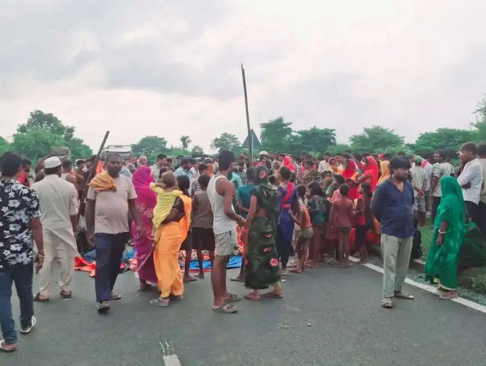 इलाज के दौरान किशोर की मौत पर फूटा लोगों का गुस्सा, राष्ट्रीय राजमार्ग-27 जाम कर किया प्रदर्शन