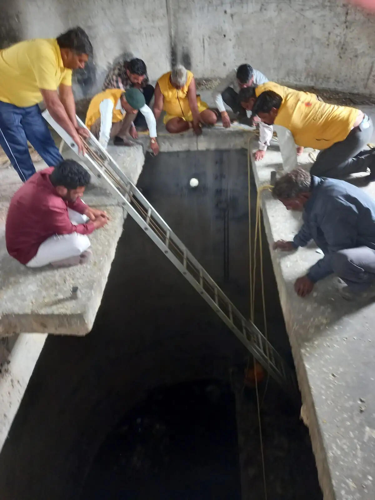 कुए में गिरे तीन युवक, एक शव निकाला एक की तलाश जारी, घायल को कराया भर्ती