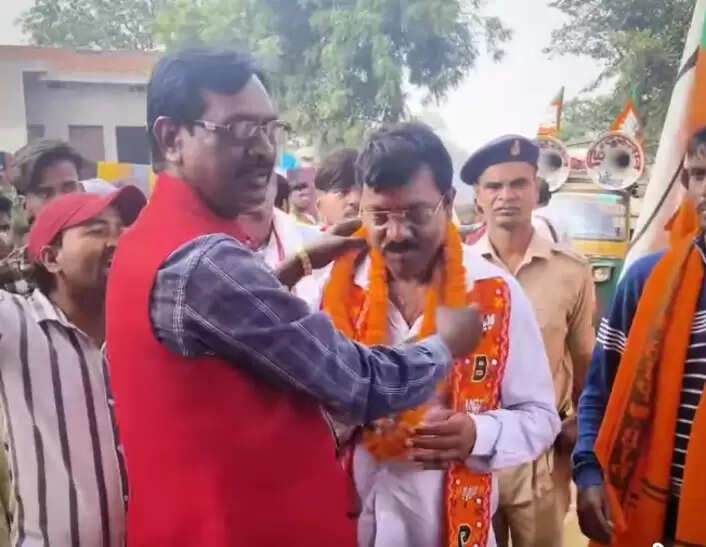 रामगढ़&nbsp;में&nbsp;बंद हुआ भोंपू का शोर, घर-घर हाजिरी लगा&nbsp;रहे उम्मीदवार