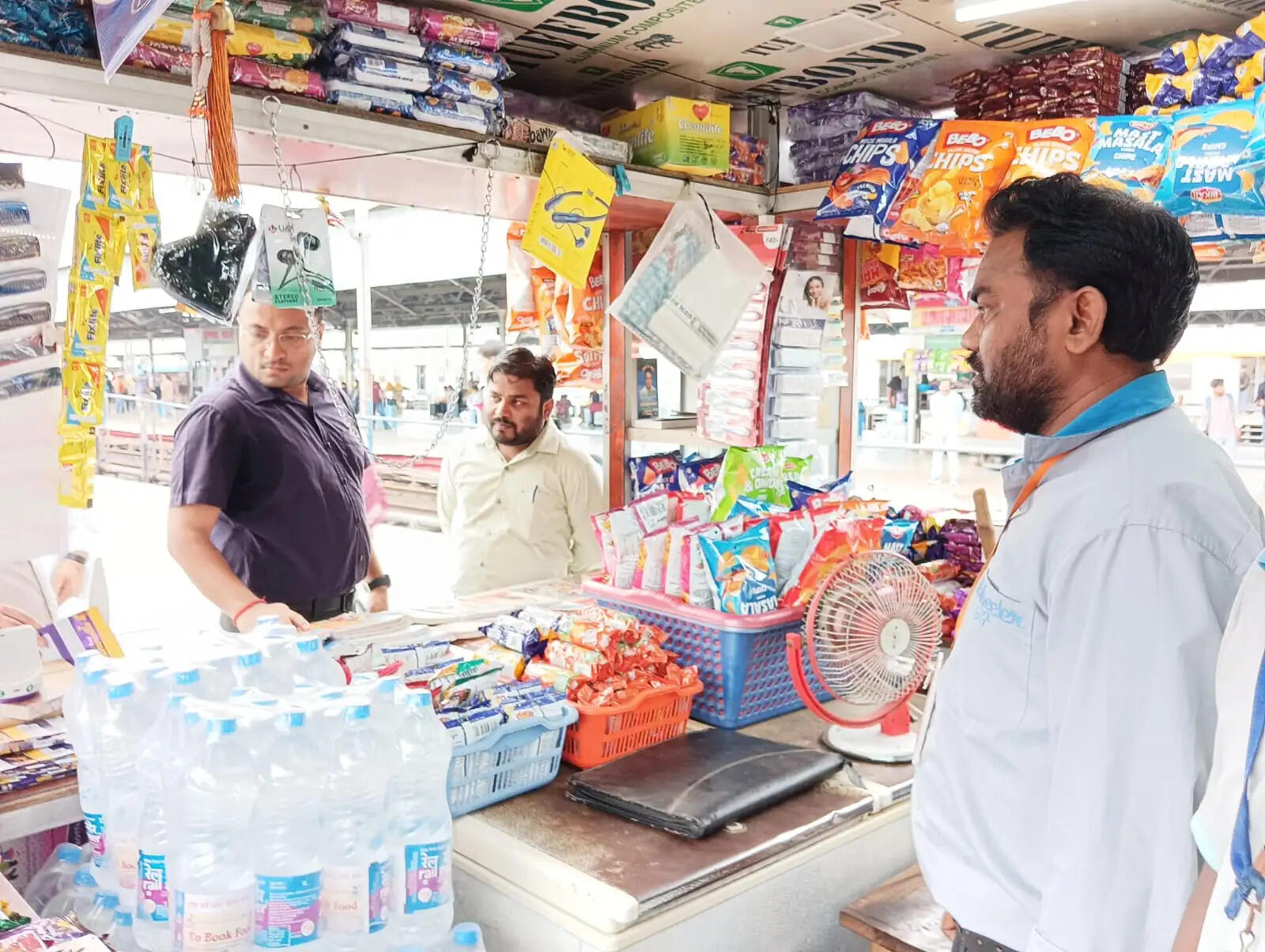 ओवरचार्जिंग और अवैध वेंडिंग बर्दाश्त नहीं, शिकायत पर होगी सख्त कार्रवाई : अकांशु गोविल