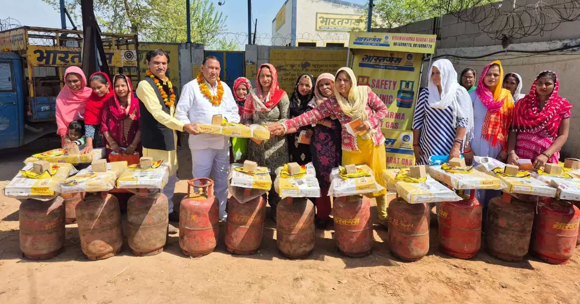 झज्जर: प्रधानमंत्री उज्ज्वला योजना के तहत 130 पात्र महिलाओं को दिए मुफ्त गैस कनेक्शन