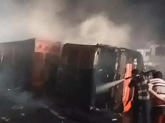 जयपुर-आगरा हाईवे पर कोयले से भरा ट्रेलर पलटा, आग में जिंदा जला ड्राइवर