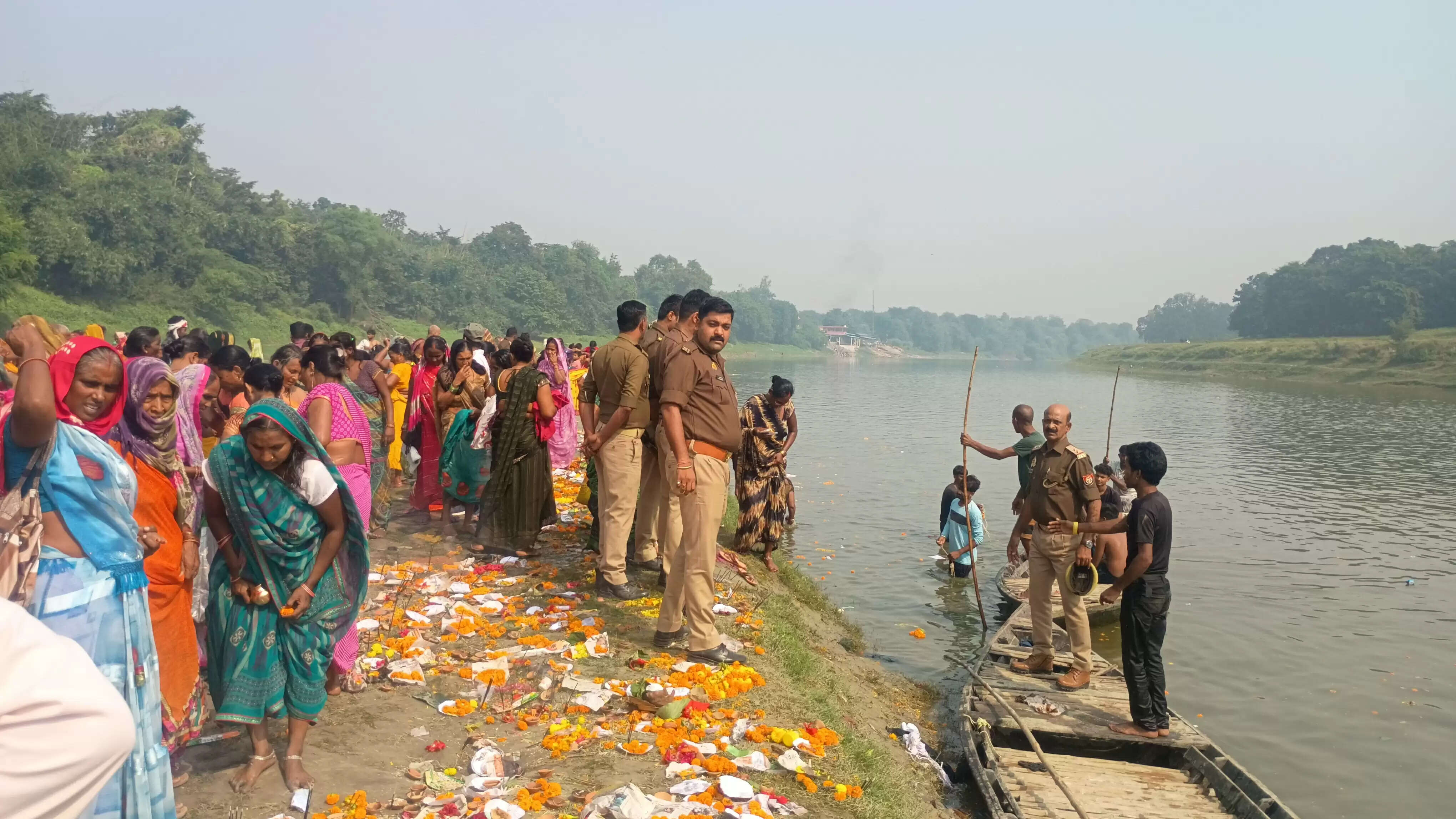 कार्तिक पूर्णिमा पर श्रद्धालुओं ने गाेमती नदी में किया पुण्य स्नान