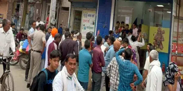 हांसी में गैस सिलेंडर नहीं मिलने पर लोगों ने किया गैस एजेंसी पर हंगामा