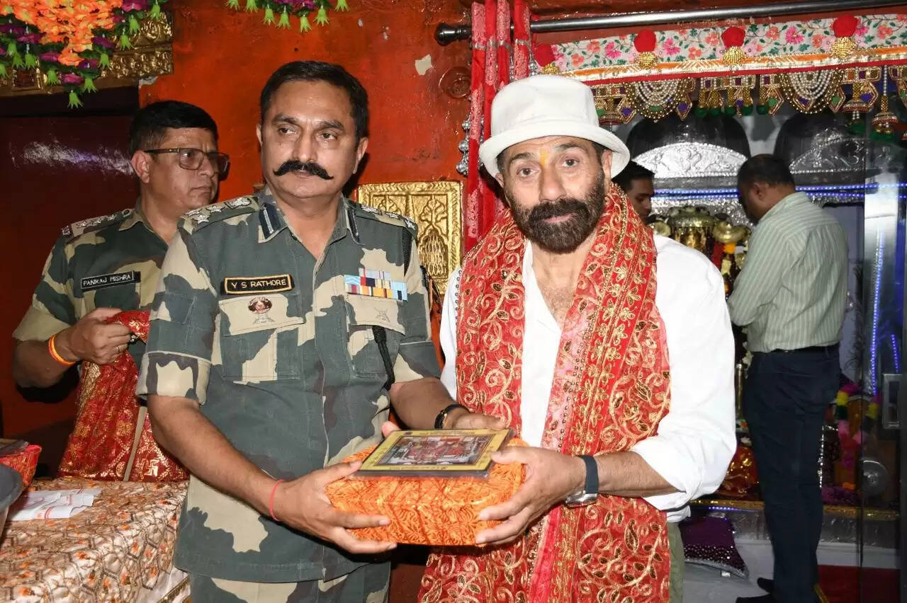 फिल्म अभिनेता सनी देओल ने तनोट माता के दर्शन किए और बीएसएफ जवानों से की मुलाकात
