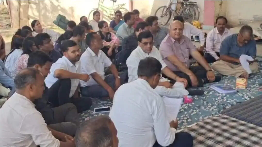 जेपीयू में&nbsp;सात घंटे उपस्थिति के आदेश के विरोध में धरना पर शिक्षक