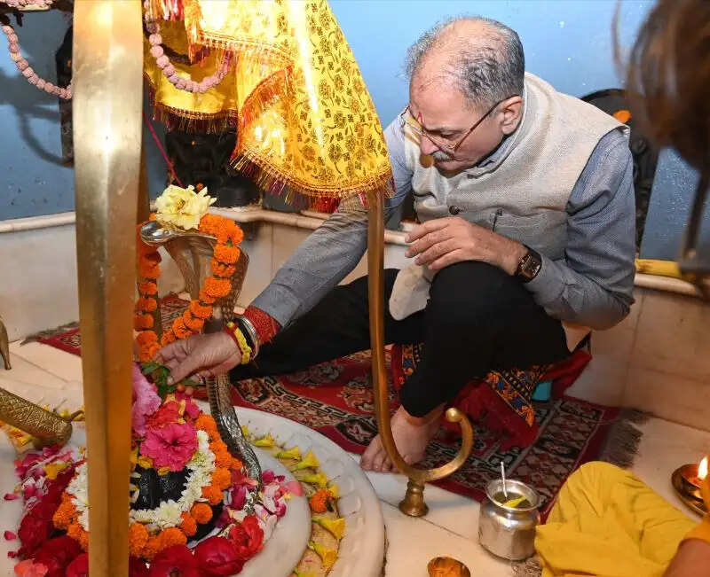 राज्यपाल ने बैजनाथ मंदिर में शीश नवाया