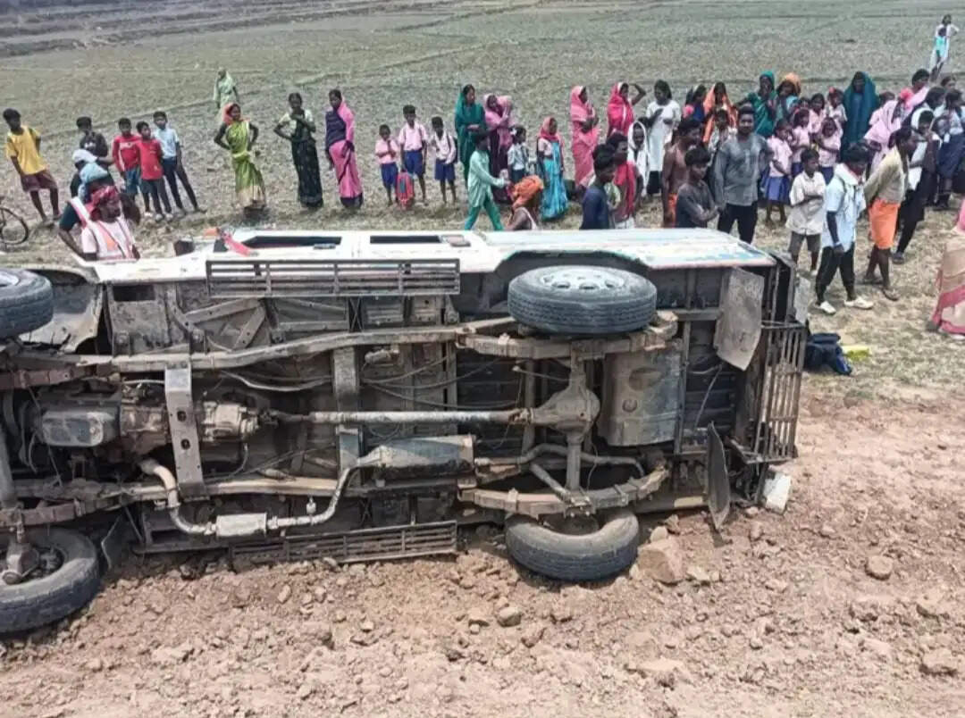 स्कूली वाहन दुर्घटनाग्रस्त, छह बच्चे घायल