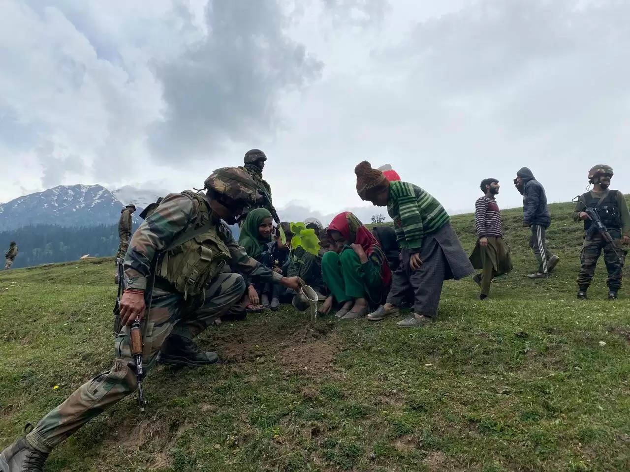 पौधारोपण अभियान चलाकर विश्व पर्यावरण दिवस और कारगिल विजय दिवस मनाया