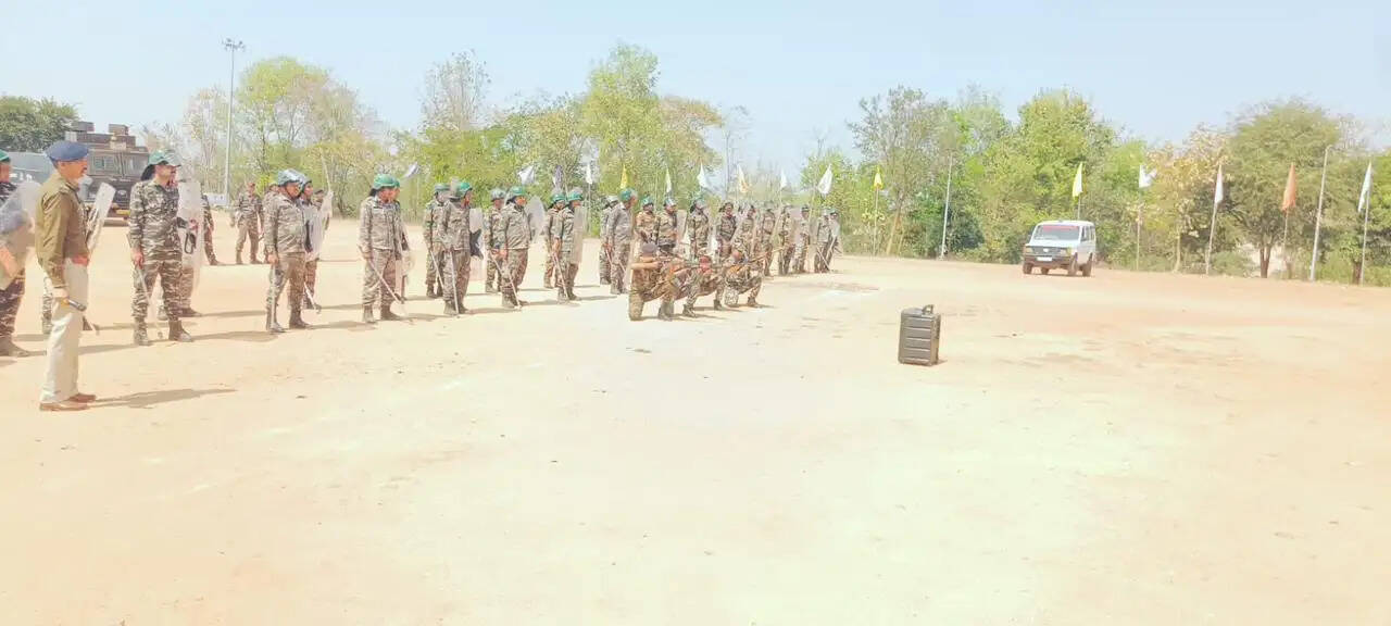 होली और रामनवमी को लेकर गढ़वा के परेड ग्राउंड में मॉक ड्रिल का आयोजन