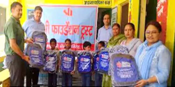 श्री सीमेंट ने चार विद्यालयों में बांटे स्कूल बैग