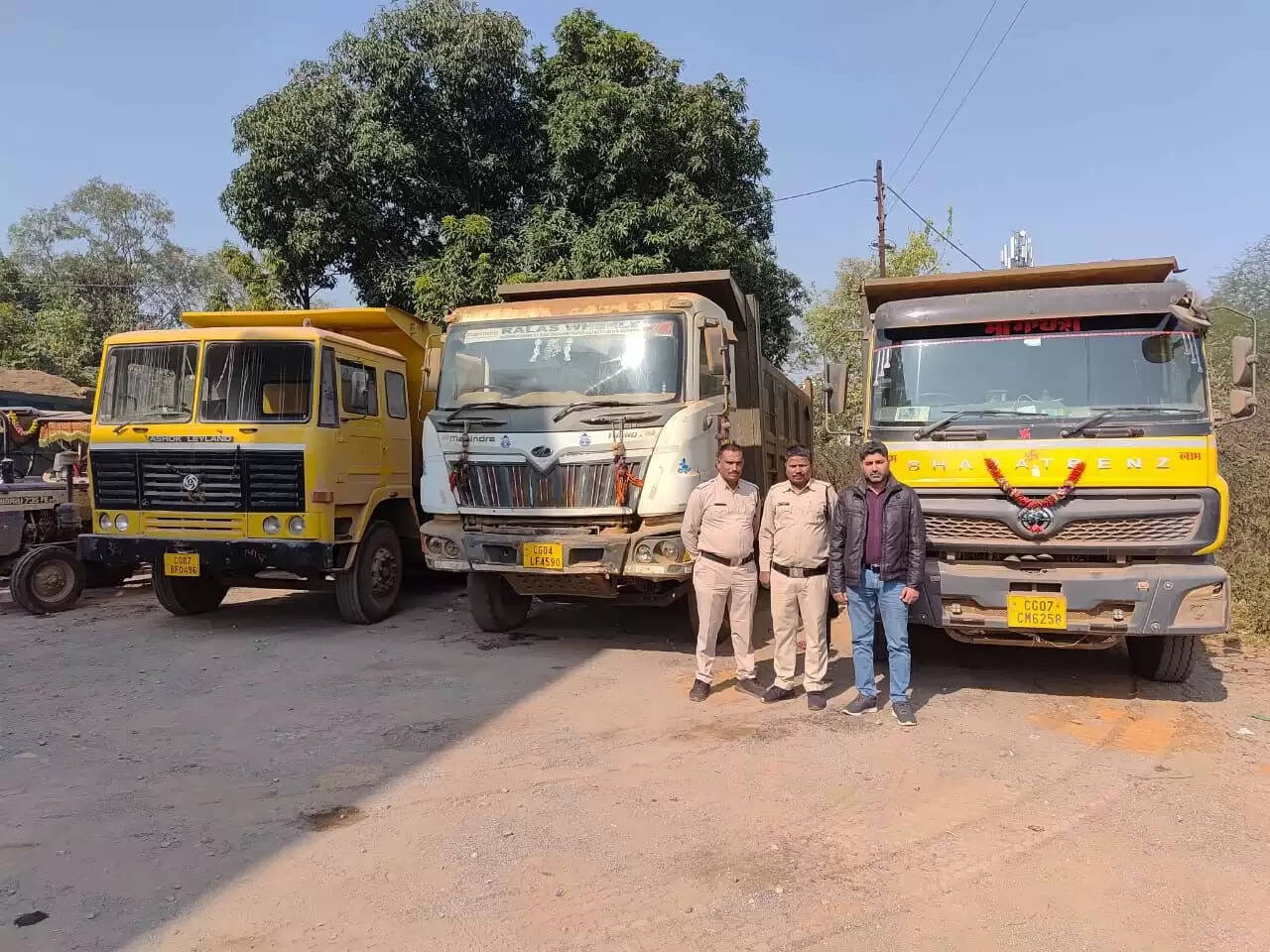 धमतरी :खनिज माफिया पर प्रशासन का शिकंजा, तीन हाईवा जब्त