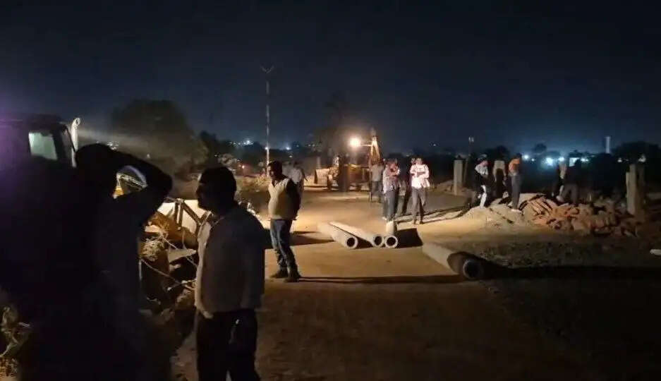 दमोह: संदीपनी विद्यालय मार्ग से अतिक्रमण ध्वस्त, देर रात तक चली कार्रवाई