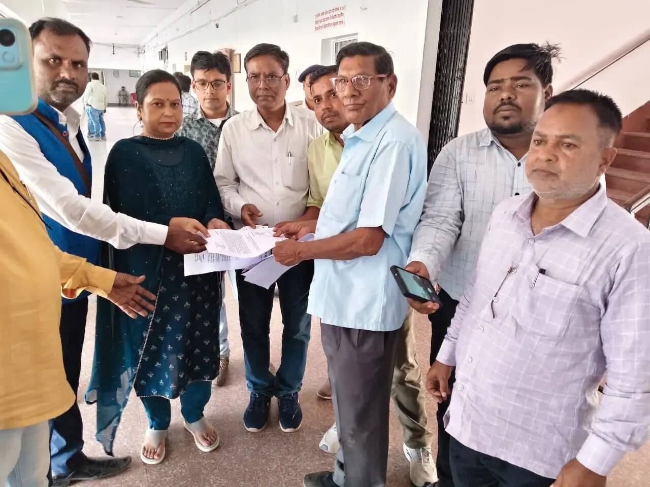 राजस्व कर्मचारी के अनिश्चितकालीन हड़ताल के समर्थन में अराजपत्रित कर्मचारी महासंघ गोपगुट का प्रदर्शन