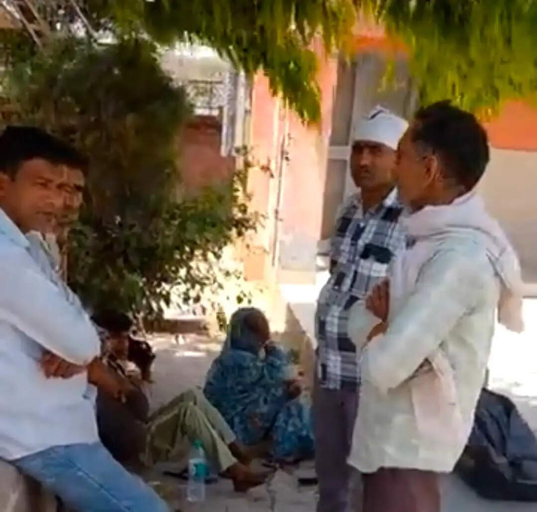 तरबूज से भरी बैलगाड़ी पलटी, चालक की मौत