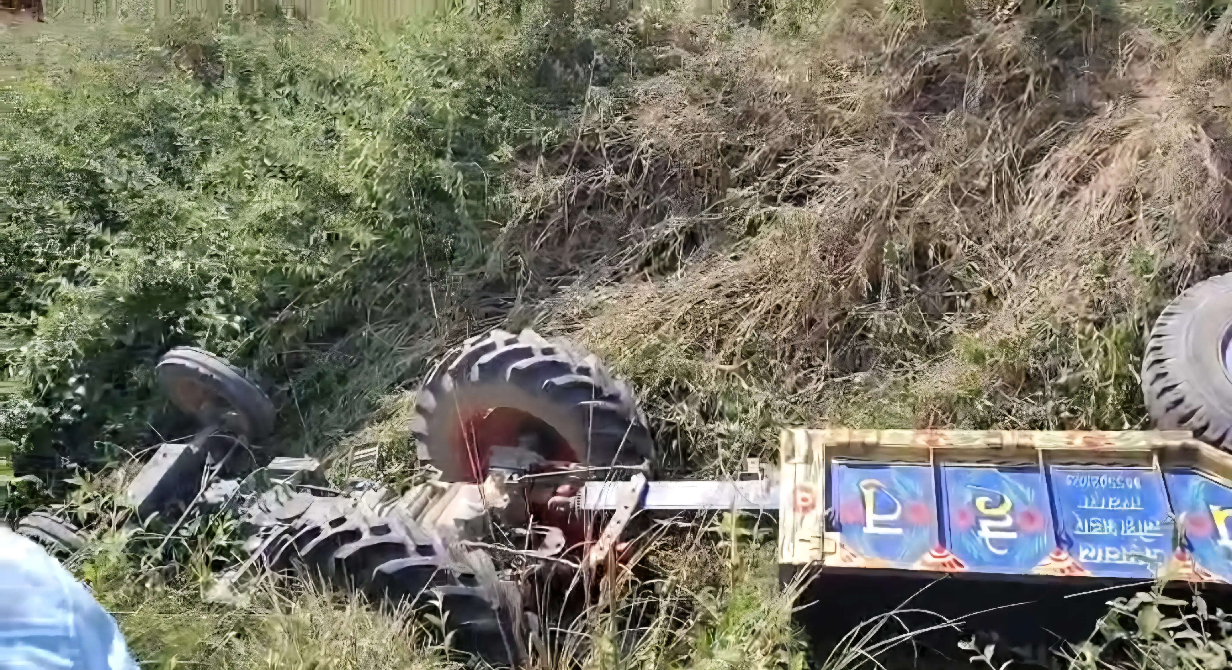 मांझी में ट्रैक्टर पलटने से दो युवकों की मौत