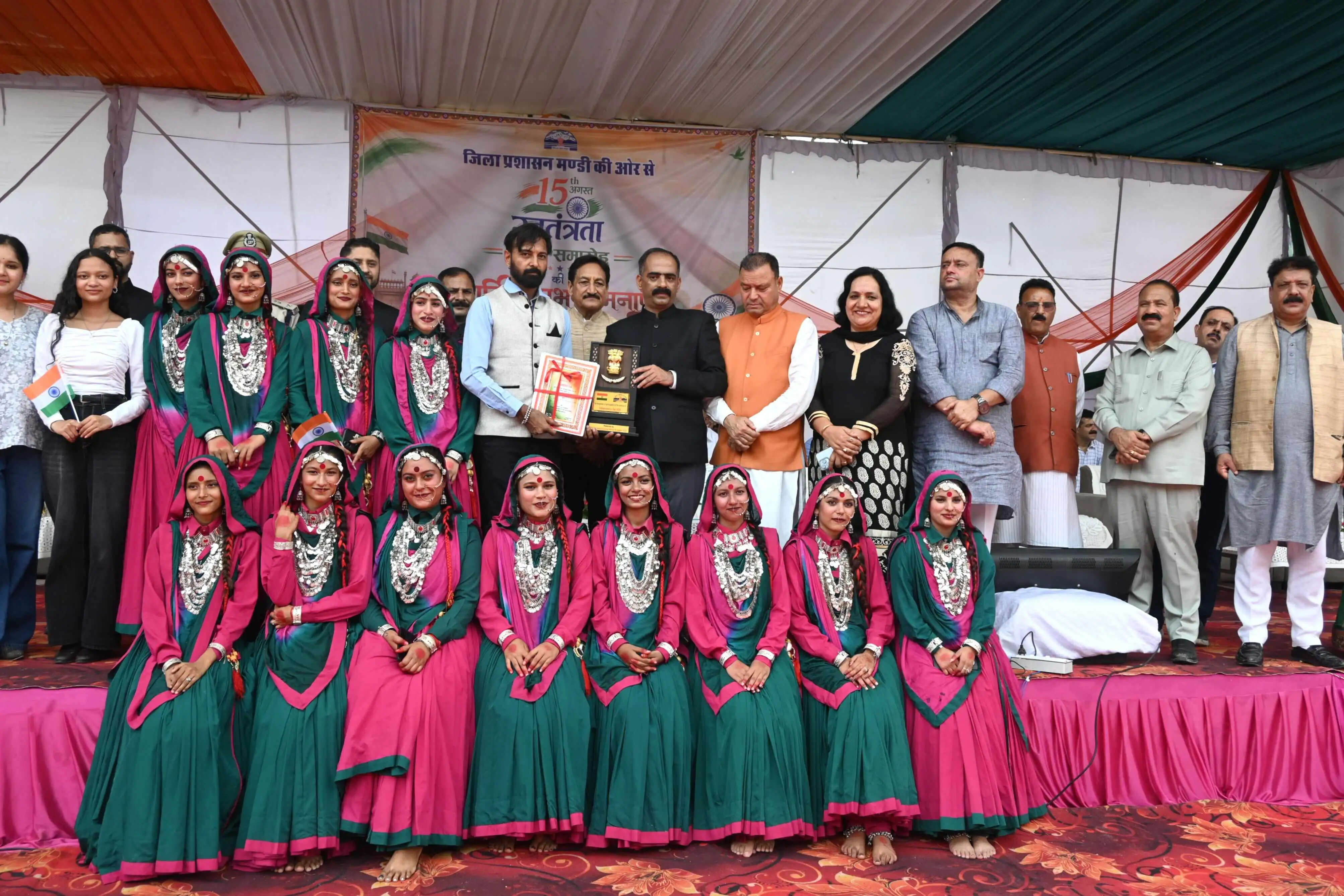 मंडी में ग्रामीण विकास एवं पंचायतीराज मंत्री ने किया ध्वजारोहण, मार्चपास्ट की सलामी ली