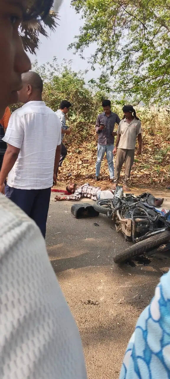 सड़क दुर्घटना में एक की मौत, दूसरा गंभीर रूप से घायल