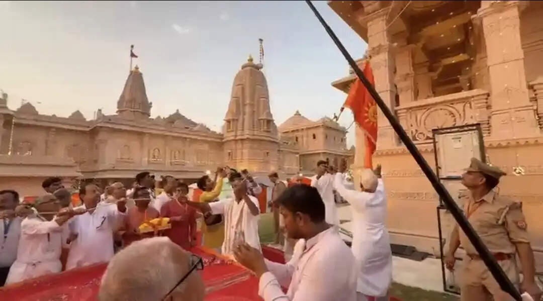 राम जन्मभूमि परिसर :&nbsp;शेषावतार मंदिर के शिखर पर संतों ने किया ध्वजारोहण
