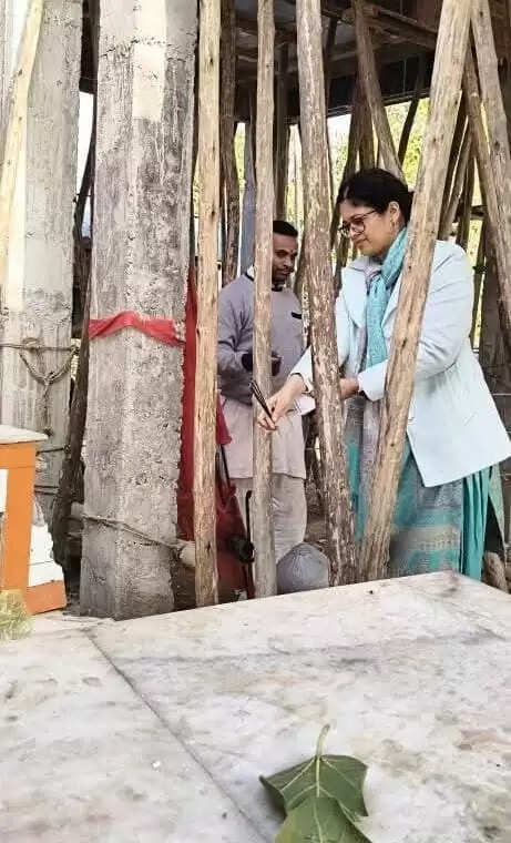बुंदेलों की आराध्य देवी मां मदारान माता मंदिर में चल रहे निर्माण कार्यों का डीएम ने किया निरीक्षण