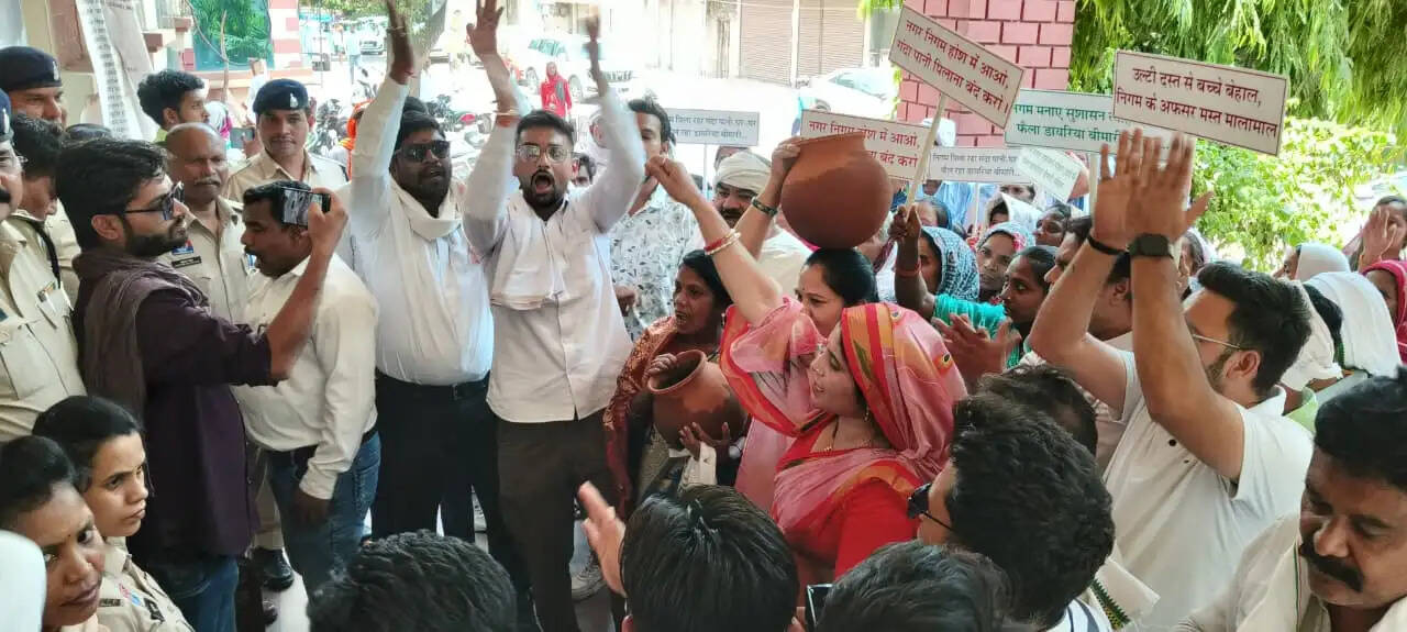 दूषित पानी से उबला डाक बंगला वार्ड, मटकी फोड़कर किया निगम कार्यालय का घेराव