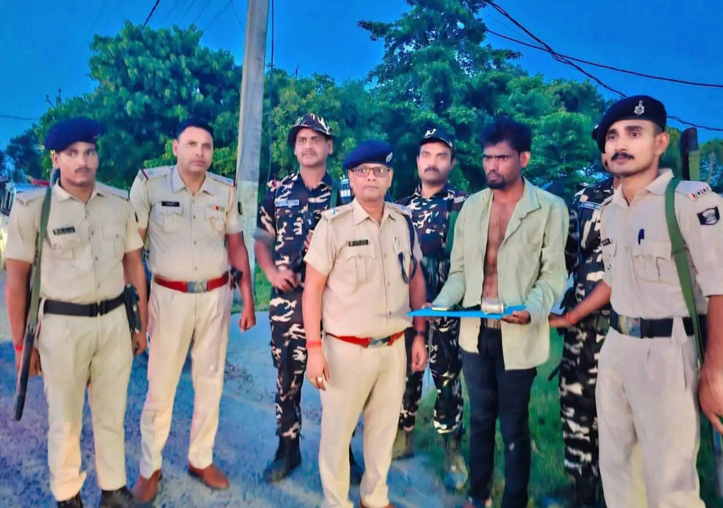 15 ग्राम ब्राउन शुगर और 32 हजार नेपाली मुद्रा सहित अन्य समानों के साथ तस्कर गिरफ्तार