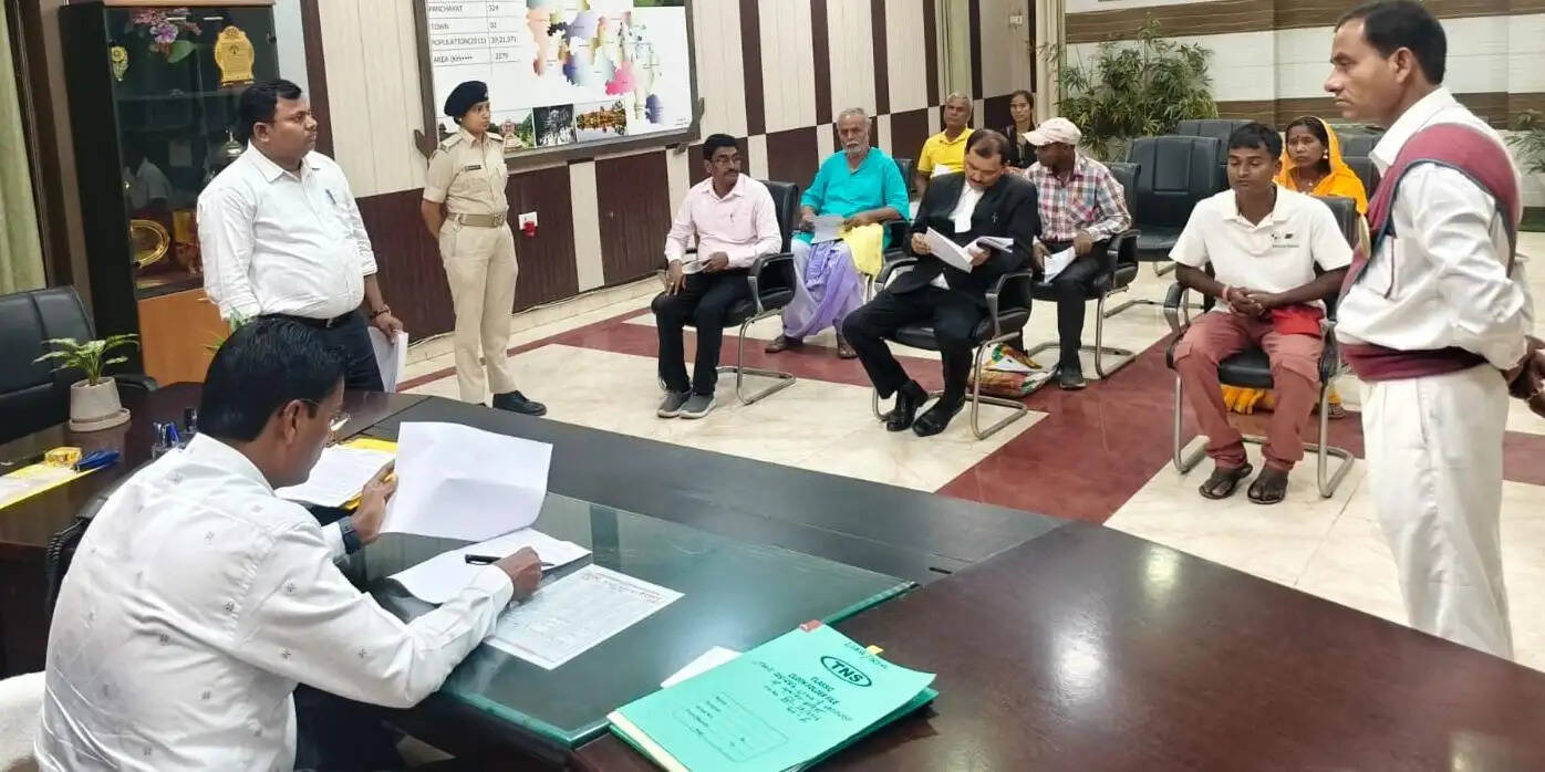 डीएम की अध्यक्षता में जनसुनवाई, कई मामलों का ऑन-द-स्पॉट निष्पादन