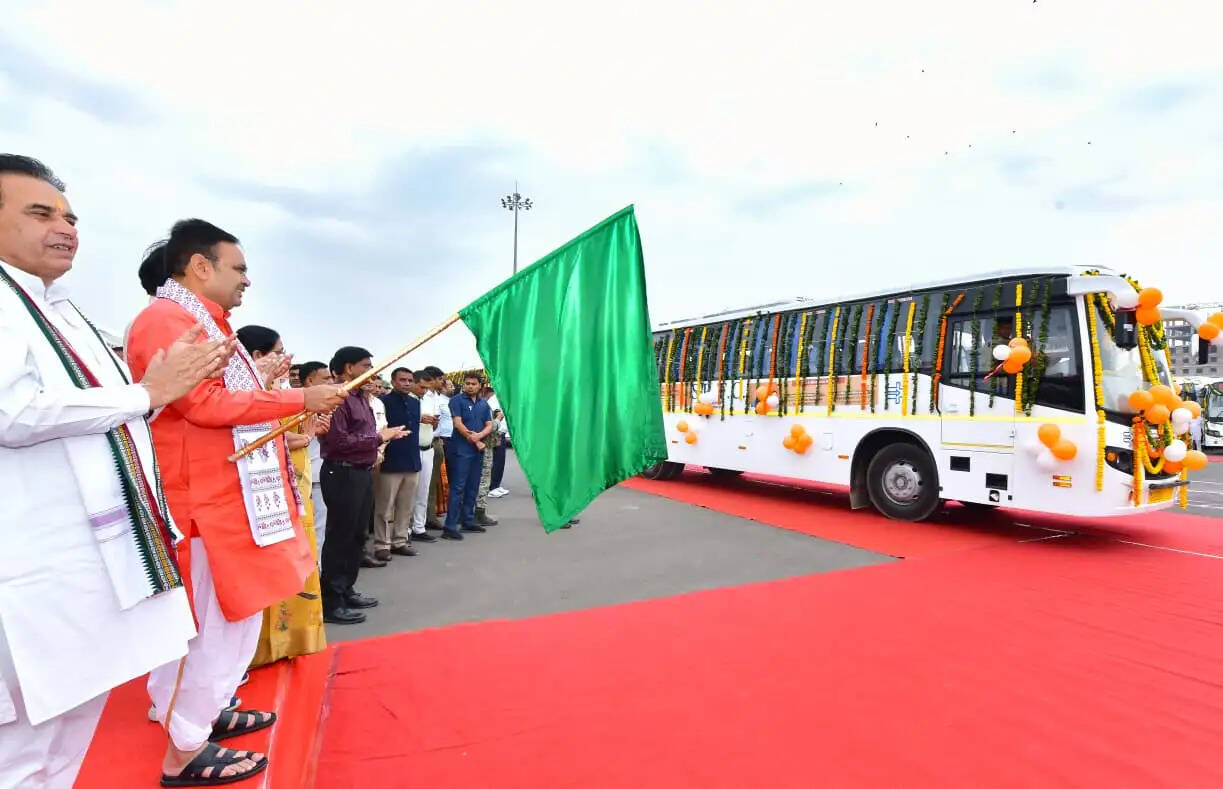 राजस्थान दिवस पर 207 नई बसों को हरी झंडी, 700 महिलाओं को हेलमेट वितरण
